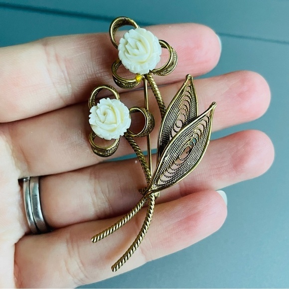 Vintage Bone Rose Flower Filigree Delicate Gold Tone Pin Brooch - Picture 5 of 6